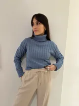 Sweater celeste de punto con cuello alto y mangas largas.