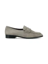 Mocasines de gamuza color gris topo, con detalle de estribo metálico dorado en el empeine y tacón bajo.