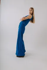 Pantalón de pana azul con corte acampanado.