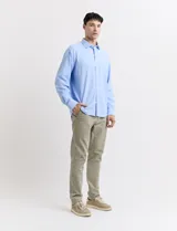 Camisa blanca de vestir, de manga larga y corte clásico.