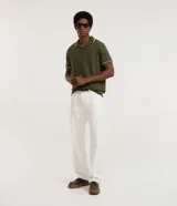 Camisa polo Marfinno de tejido de punto en color verde militar, con cuello en V y mangas cortas. Presenta detalles contrastantes en blanco y bordó en el cuello y en los puños.