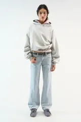 Hoodie cropped de Scuffers en color gris melange, con diseño oversized y detalles distressed. Presenta terminaciones con estampado animal print en la capucha, los puños y la cintura, e incluye un bolsillo frontal tipo canguro.