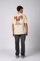 Remera color beige con estampa en el pecho con la leyenda "Wine Club".