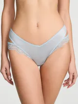 Braguita tipo tanga de talle bajo color celeste, confeccionada en microfibra suave con diseño de escote en V, recortes en los laterales y detalles de encaje elástico.