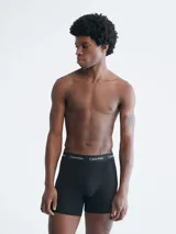 Pack de tres calzoncillos tipo boxer brief de algodón elástico, color negro, con cintura elástica distintiva de la marca Calvin Klein.
