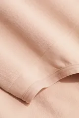 Pack de dos bombachas tipo colaless de tiro alto con efecto moldeador de vientre plano. Confeccionadas con diseño sin costuras para mayor comodidad.