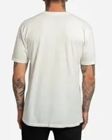 Remera blanca con estampado frontal azul del logotipo de Lost Mayhem, corte clásico y mangas cortas.