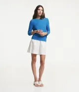 Blusa de punto color celeste con textura ondulada, cuello redondo y mangas largas.