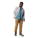Pantalón cargo de senderismo color marrón, con múltiples bolsillos funcionales, incluyendo bolsillos laterales con cierre y bolsillos traseros. Presenta cintura con elástico parcial y cinturón integrado, diseñado con tecnología de secado rápido y protección solar.