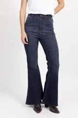 Jean de corte oxford con tiro alto, confeccionado en denim de tono azul oscuro con costuras en contraste. Presenta un diseño ajustado en la parte superior que se ensancha desde la rodilla hacia el ruedo.
