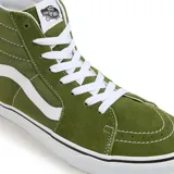 Championes Vans modelo SK8-HI de caña alta, color verde oliva con detalles en blanco. Presentan la icónica banda lateral de la marca, suela de goma vulcanizada y cierre con cordones.
