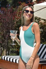 Malla enteriza con diseño bicolor en blanco y verde, de corte clásico con escote redondo y espalda descubierta.