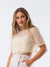 Remera beige de viscosa con escote redondo y mangas cortas.