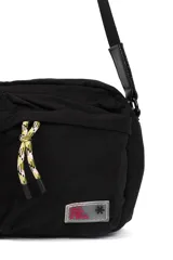 Bandolera color lila de poliéster con correa ajustable, cierre principal y dos bolsillos delanteros.