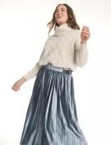 Falda midi de terciopelo plisado, con cintura elastizada y cinturón a tono con hebilla rectangular forrada.