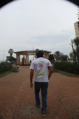 Remera negra de algodón peinado, de corte recto y mangas cortas. En la espalda presenta una estampa intervenida a mano que ilustra una copa de trago y la leyenda "Última Ronda" en color amarillo.