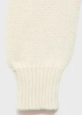 Jersey de punto medio con cuello redondo y manga larga. Presenta un diseño recto con aberturas laterales en el bajo y cierre de lazos en los costados.