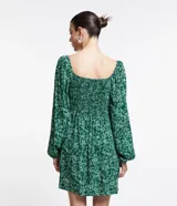 Vestido corto de viscosa con estampado floral liberty, escote cuadrado, mangas largas, busto drapeado y lastex en la espalda.