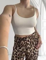 Musculosa de lycra con tirantes finos.