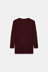 Jersey de punto de manga larga y cuello redondo con cierre frontal de botones. Presenta un diseño de rayas horizontales en tonos marrones, negros, blancos y azules.