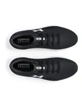 Championes de running Under Armour modelo Charged Surge 4, color negro con entresuela blanca. Presentan una parte superior de malla transpirable con detalles sintéticos para mayor soporte, cuello acolchado y tecnología Charged Cushioning en la entresuela para una amortiguación superior.