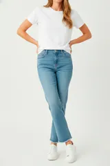Pantalón jean de corte recto y tiro alto, con diseño flare y terminación deshilachada en el ruedo.