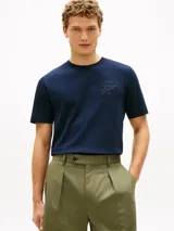 Remera azul marino de manga corta y corte regular, confeccionada en puro algodón con cuello redondo y detalle de logo tonal bordado en el pecho.