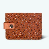 Billetera pequeña color marrón con estampado animal print y solapa de cuero sintético color caramelo con logo de la marca.