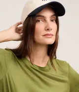 Blusa color marrón confeccionada en gamuza sintética, con cuello redondo y mangas cortas.