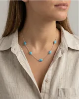 Collar de cadena fina de plata con cinco piedras ovaladas de color turquesa engarzadas a lo largo de la pieza.