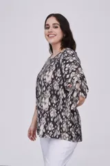 Blusa estampada con cuello redondo y mangas cortas con aberturas y lazos.