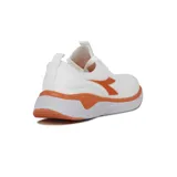 Championes deportivos Diadora modelo Adriatic, color blanco con detalles en naranja vibrante. Presentan un diseño de tejido de punto (knit) sin costuras, cordones blancos y una suela gruesa con amortiguación texturizada en blanco y naranja. El logo de Diadora en naranja se encuentra en el lateral.