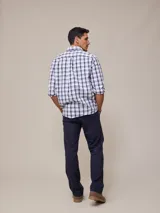 Camisa de manga larga para hombre, confeccionada en algodón con efecto peach (textura suave). Presenta un estampado de cuadros vichy en tonos azul marino y blanco, cuello con botones y un bolsillo de parche en el pecho izquierdo.