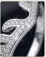 Anillo de plata 925 con diseño en forma de V, decorado con pequeñas circonias engastadas en toda su superficie.