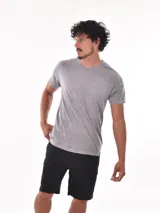 Remera de corte regular con cuello redondo y mangas cortas, confeccionada en tejido de algodón con efecto lavado.