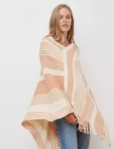 Poncho de tejido de punto, marca Barrington, con diseño de rayas diagonales en tonos rosado, blanco crema y gris oscuro. Presenta cuello en V y terminación con flecos en el ruedo.
