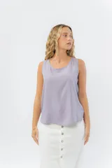 Musculosa lila de tela suave y fluida, con escote redondo y detalle de lágrima en la espalda.