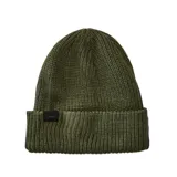 Gorro de lana verde con etiqueta negra con el logo de la marca en el frente.
