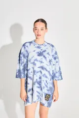 Sweater tejido tipo remerón oversize con proceso artesanal batik, silueta amplia, manga caída y etiqueta tejida con monograma en el delantero.