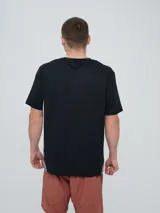 Remera deportiva Umbro modelo Vant, de color negro con paneles laterales grises y cuello redondo, diseñada para hombre.