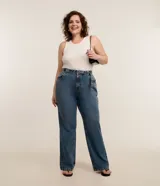 Pantalón de jean de corte recto y tiro alto, color azul, con bolsillos laterales e incluye cinturón de la misma tela con hebilla metálica circular.