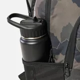 Mochila Rip Curl modelo Ozone de 30 litros, color verde militar y negro, con estampado abstracto de montañas. Presenta un compartimento principal amplio, bolsillo frontal con cierre y logo de Rip Curl con diseño de montaña y sol.