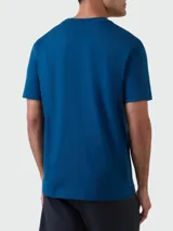 Camiseta azul con diseño de líneas finas en el frente y logo pequeño de la marca BOSS en el lateral inferior.