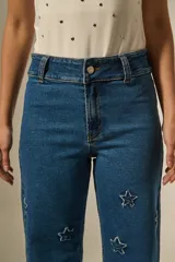 Pollera larga de corte recto y cintura elástica, confeccionada en tejido negro con textura de franjas horizontales.