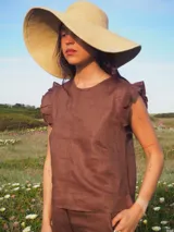 Blusa de lino marrón con volados en las sisas, cuello redondo y corte recto.