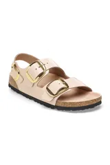 Sandalias Birkenstock Milano, color beige con hebillas doradas.