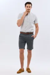 Bermuda clásica azul marino confeccionada en gabardina liviana de algodón con elastano, de corte recto y diseño liso.