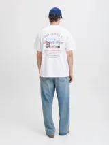 Remera de manga corta y cuello redondo con calce relajado. Confeccionada en algodón orgánico, presenta un diseño minimalista con una pequeña estampa en el pecho.