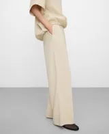 Pantalón pijamero de pierna recta y tiro medio, confeccionado en modal, con cintura elástica y bolsillos laterales.