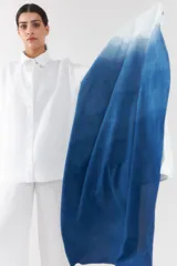 Pañuelo con diseño degradado en tonos blanco y azul añil.